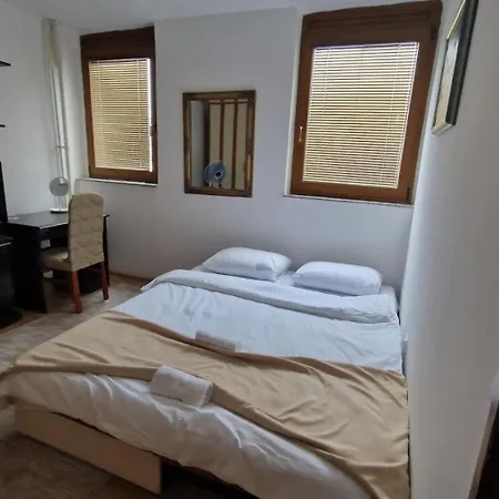 Near Campus In - Pensión Sarajevo